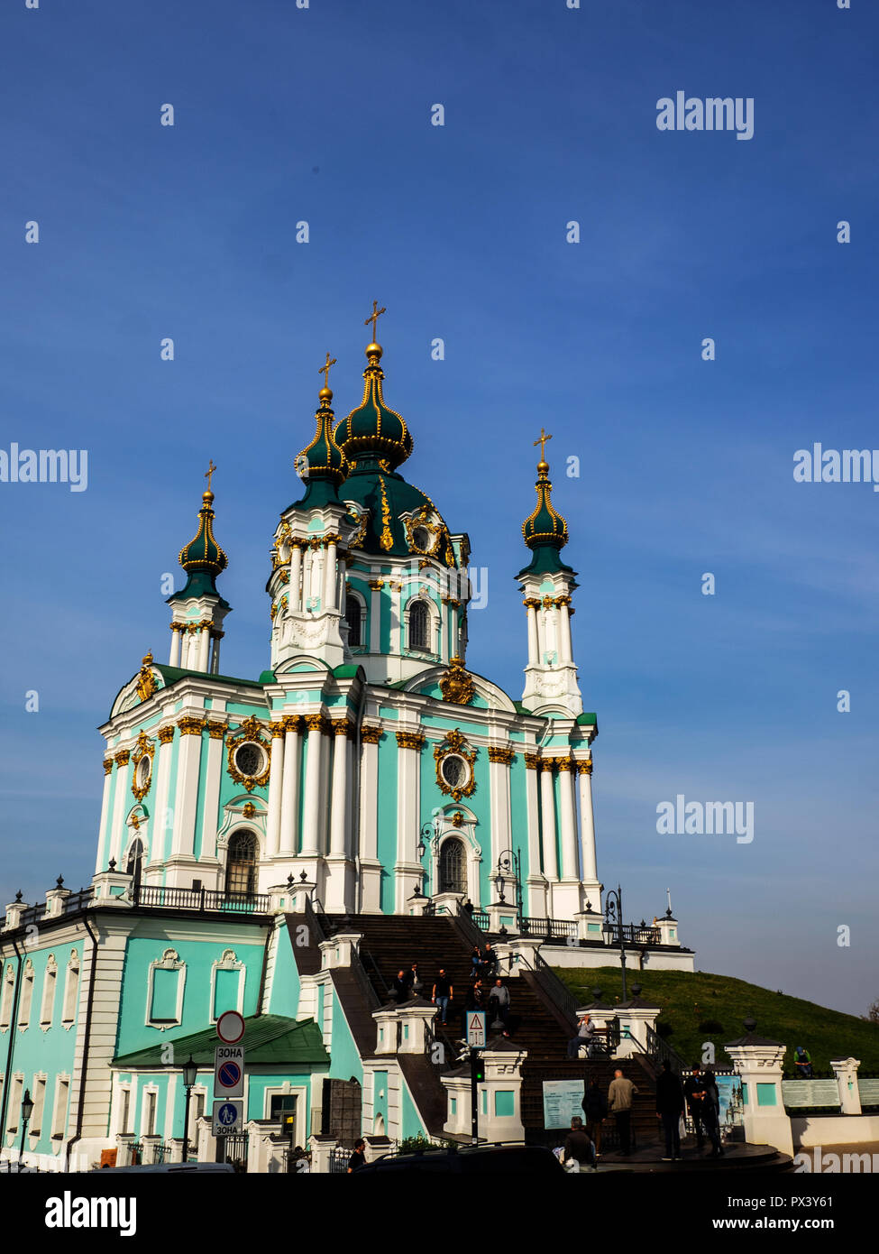 Vue de la Verkhovna Rada de l'Ukraine après sa main sur d'eglise de Saint-andré en libre usage permanent du Patriarcat Œcuménique à l'exercice de cultes et de rites. Banque D'Images