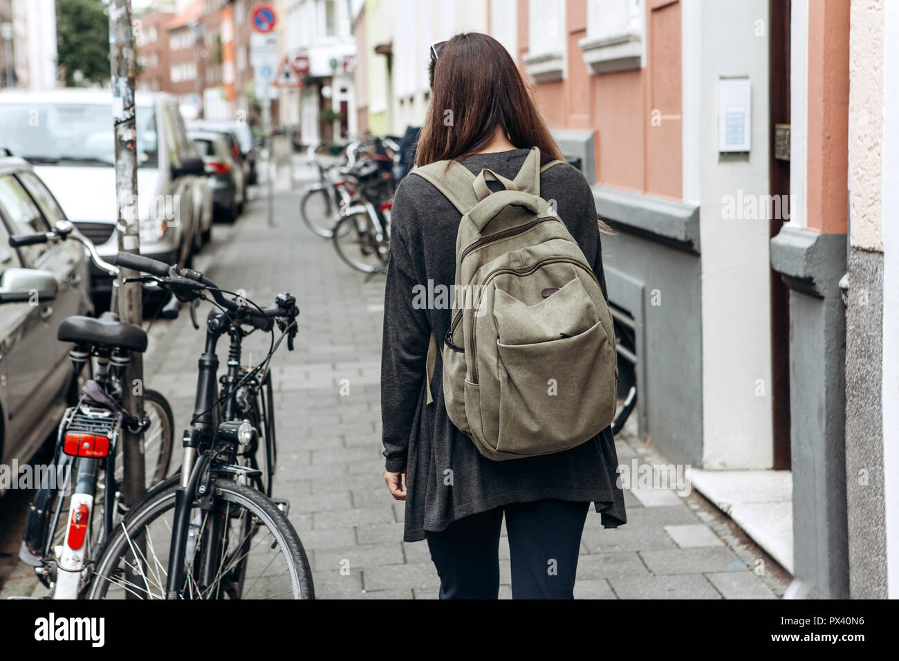 Touriste avec un sac à dos est à réservé en ligne d'un hébergement dans une  ville inconnue. Ou un étudiant fille avec un sac à dos est de marcher à  travers la