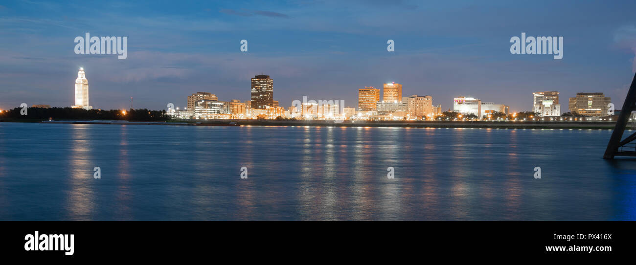 La nuit tombe sur le fleuve Mississippi montrant capitale de l'état des capacités Baton Rouge Banque D'Images