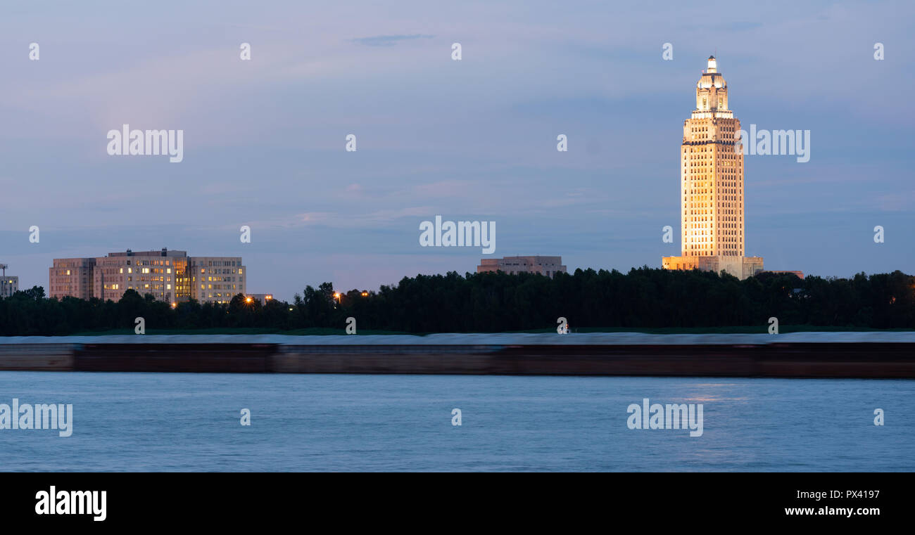 Composition horizontale couvrant le secteur riverain du Fleuve Mississippi et trafic la capitale de l'Etat de Louisiane à Baton Rouge Banque D'Images