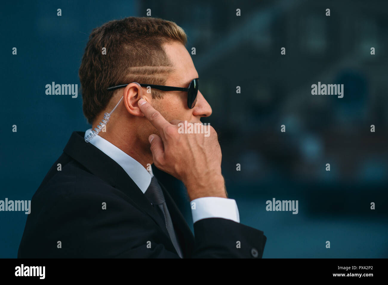 En parlant de garde du corps, les outils de communication de l'écouteur Banque D'Images