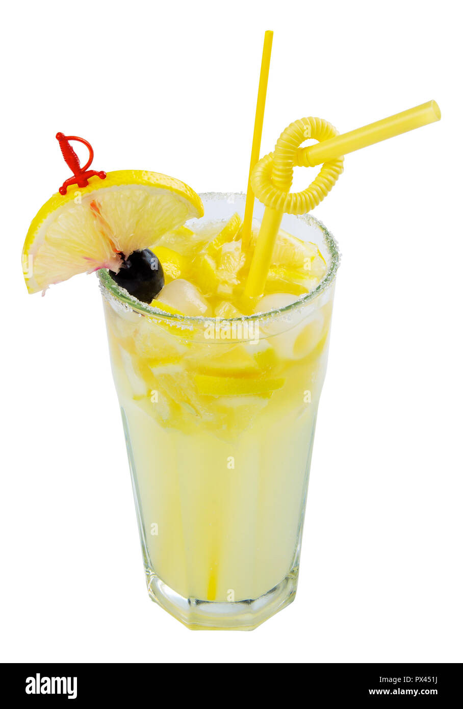 Rum Swizzle cocktail alcool avec du citron et du sucre sur la frontière d'un grand verre. isolé sur fond blanc Banque D'Images