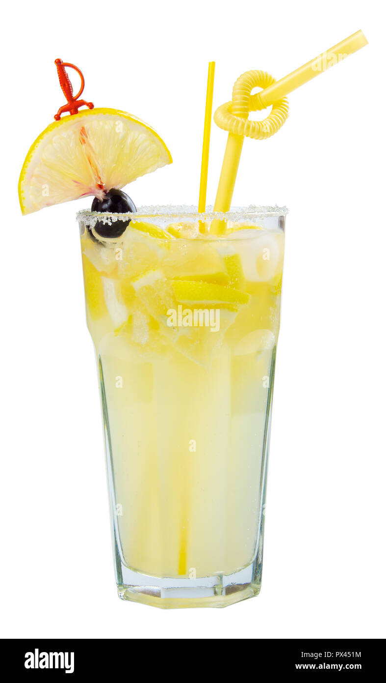 Rum Swizzle cocktail alcool avec du citron et du sucre sur la frontière d'un grand verre. Vue de côté isolé sur fond blanc Banque D'Images
