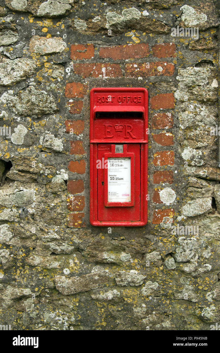 Boite aux lettres rouge dans le mur à Brane, près de Sancreed, Penzance, Cornwall, UK Banque D'Images