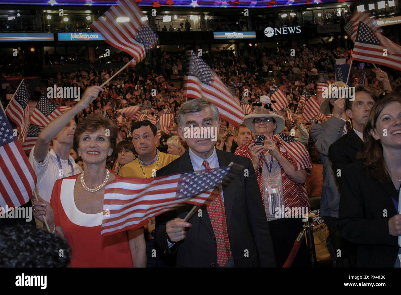 Dongdu gouverneur du Massachusetts et candidat à la présidence, Michael Dukakis sur le plancher à la Convention nationale démocrate de 2004 à la Boston Fleet Banque D'Images