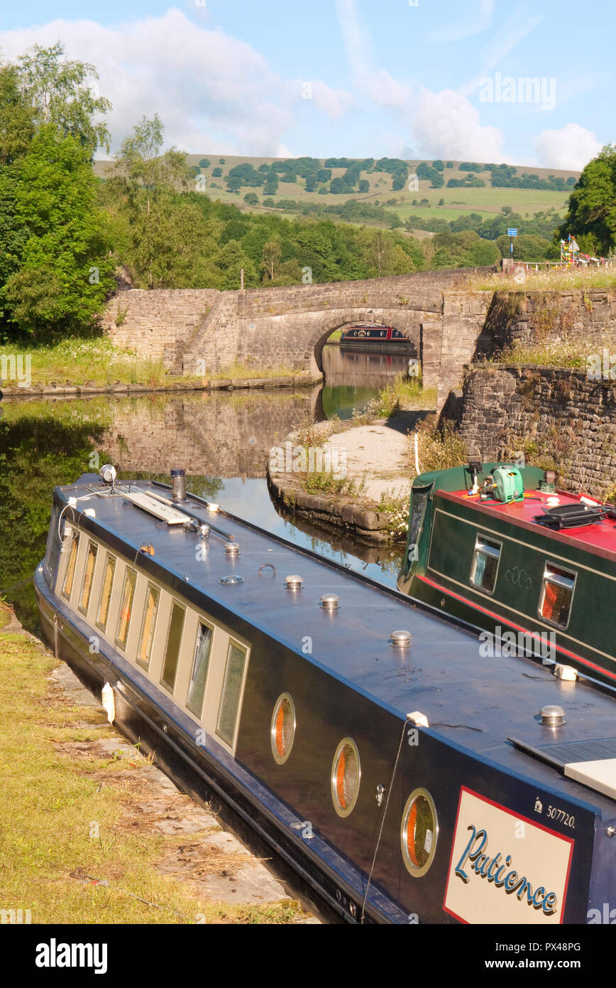 Narrowboats sur la crête, la forêt du bassin du Canal Bugsworth à Buxworth près de Whaley Bridge, Derbyshire, Angleterre Banque D'Images