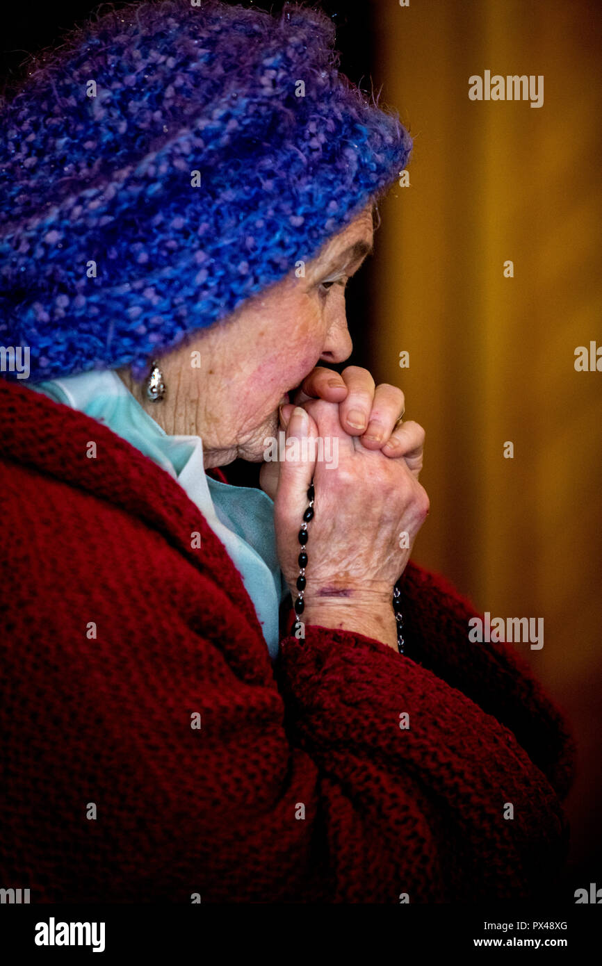 St Paul's Catholic Church, Belfast, Irlande du Nord. Femme en prière. L'Ulster, Royaume-Uni Banque D'Images