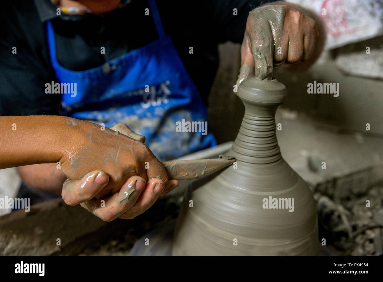 Atelier de poterie à Tricase, Puglia, Italie. Des profils montrant un enfant la technique de la poterie. Banque D'Images