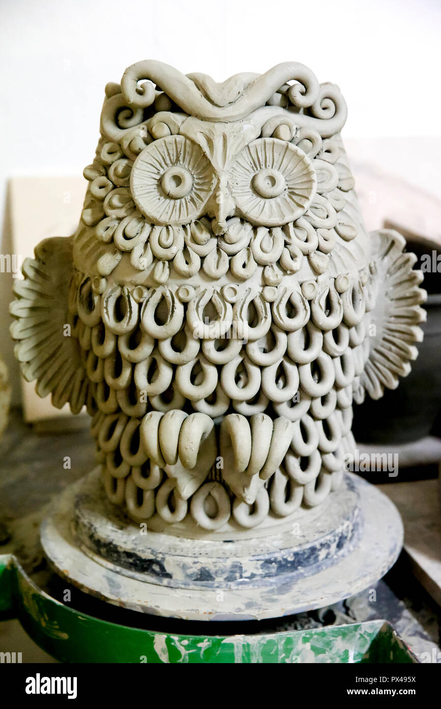 Atelier de poterie à Tricase, Puglia, Italie. Owl. Banque D'Images