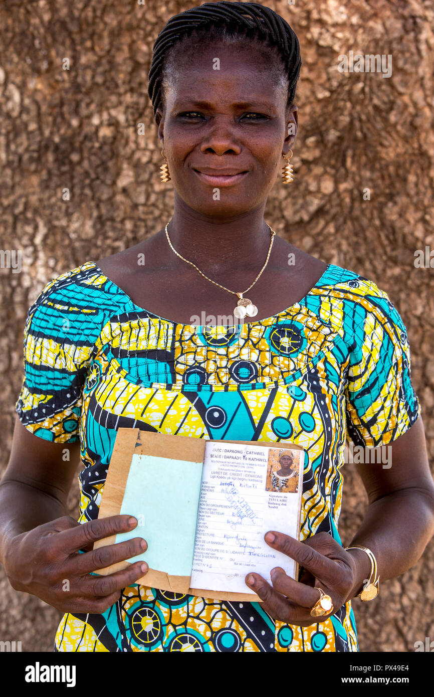 Membre d'une coopérative de femmes en matière de microfinance en montrant son livret d'épargne dans le nord du Togo. Banque D'Images