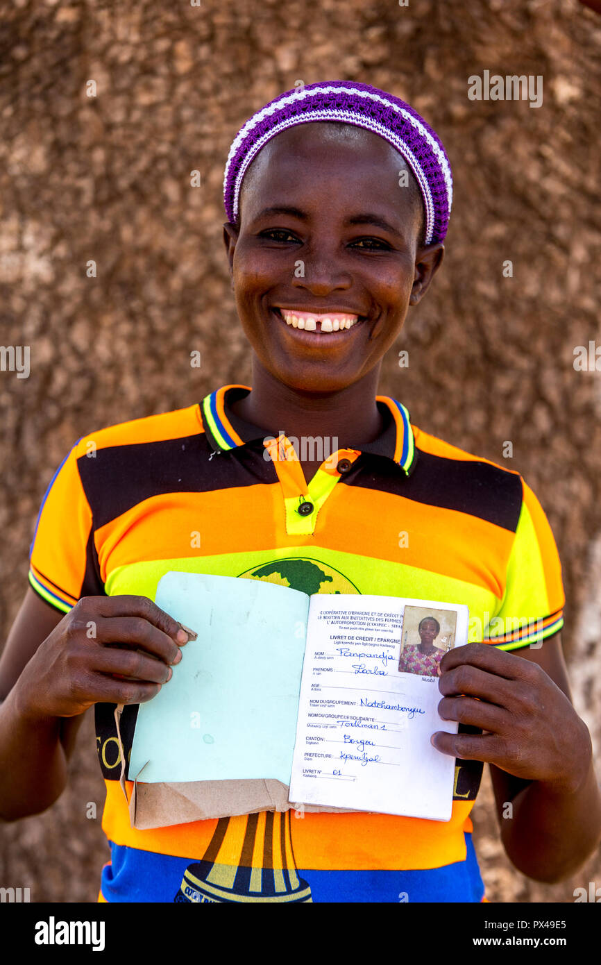 Membre d'une coopérative de femmes en matière de microfinance en montrant son livret d'épargne dans le nord du Togo. Banque D'Images