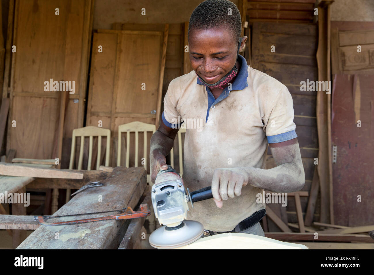 Carpenter au travail à Dapaong, Togo. Banque D'Images
