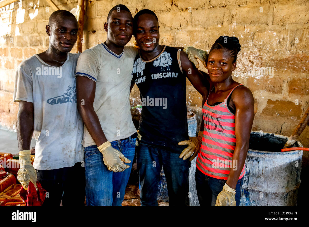 Les travailleurs de l'usine de savon dans LomÃ©, au Togo. Banque D'Images