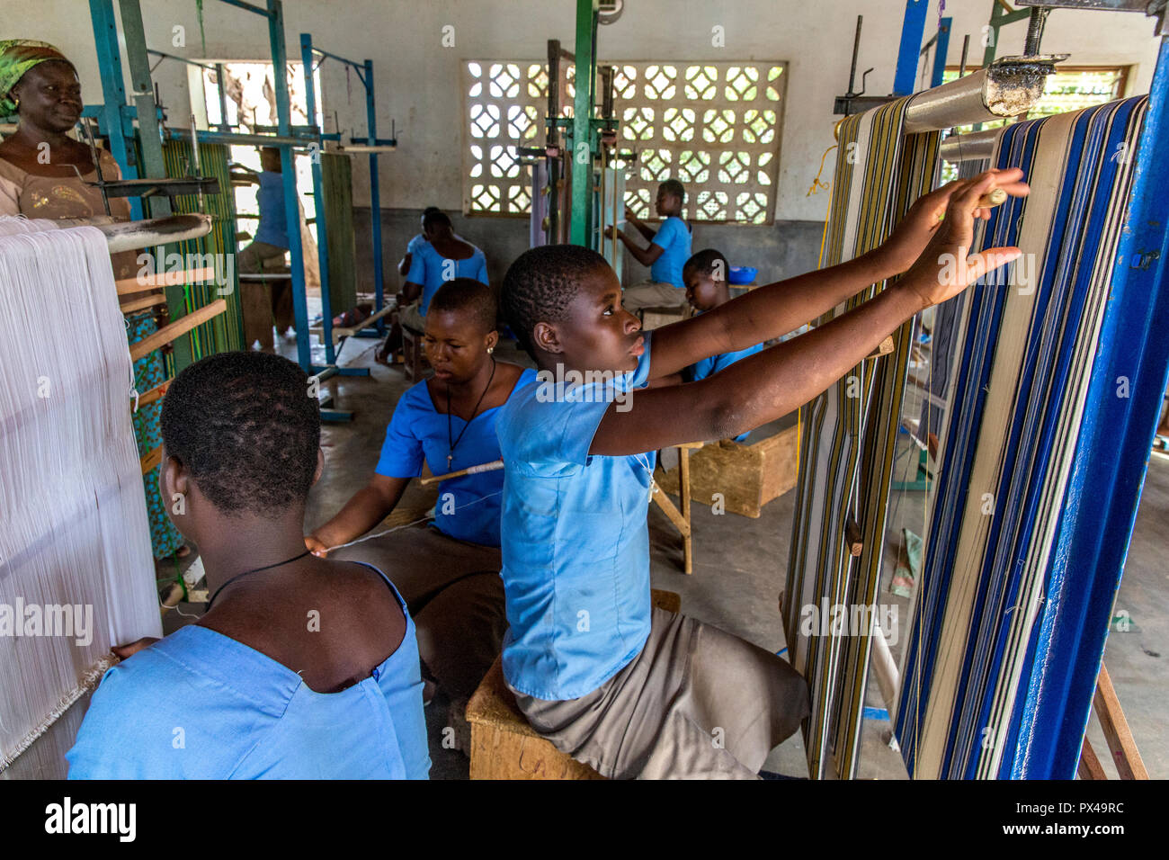 Atelier de formation pour les jeunes femmes dirigé par JARC (Jeunes adultes ruraux catholiques) ONG catholique à Dapaong, Togo. Banque D'Images