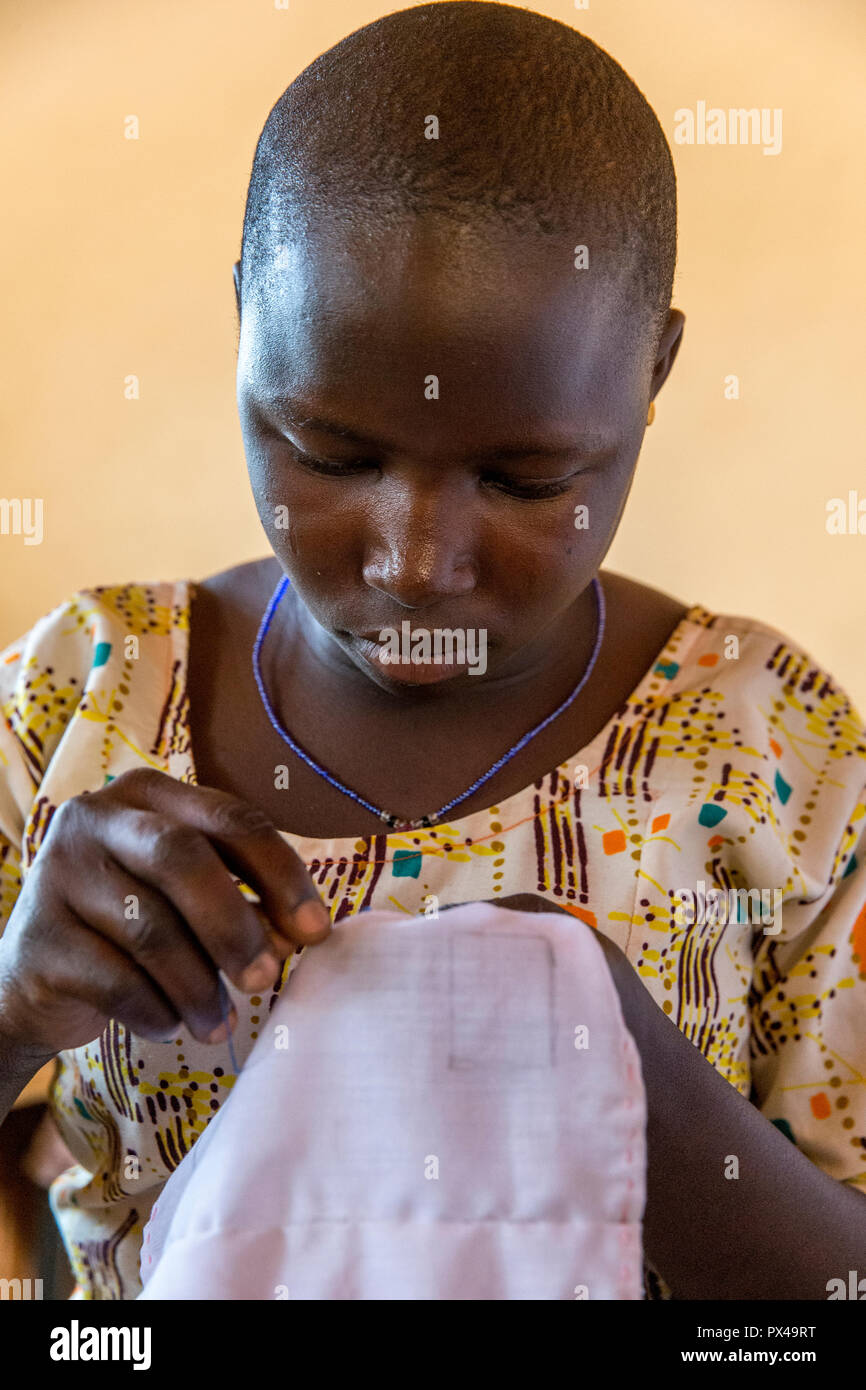 Atelier de formation pour les jeunes femmes dirigé par JARC (Jeunes adultes ruraux catholiques) ONG catholique à Dapaong, Togo. Banque D'Images