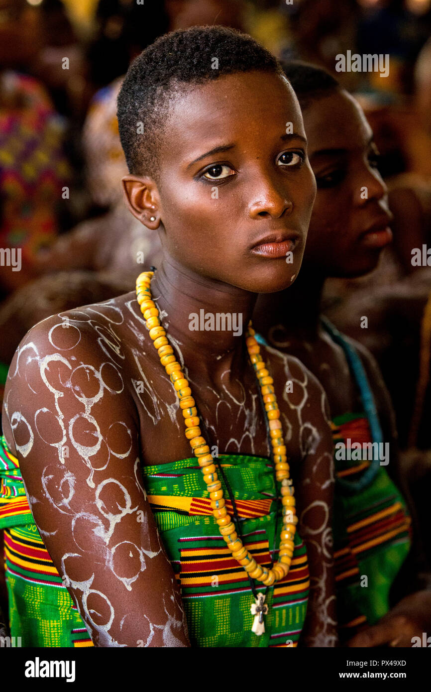 Les jeunes filles en costumes traditionnels pour assister à une célébration pour le 20e anniversaire de Radio Maria en Cristo Risorto de Hedzranawoe, église paroissiale catholique Banque D'Images