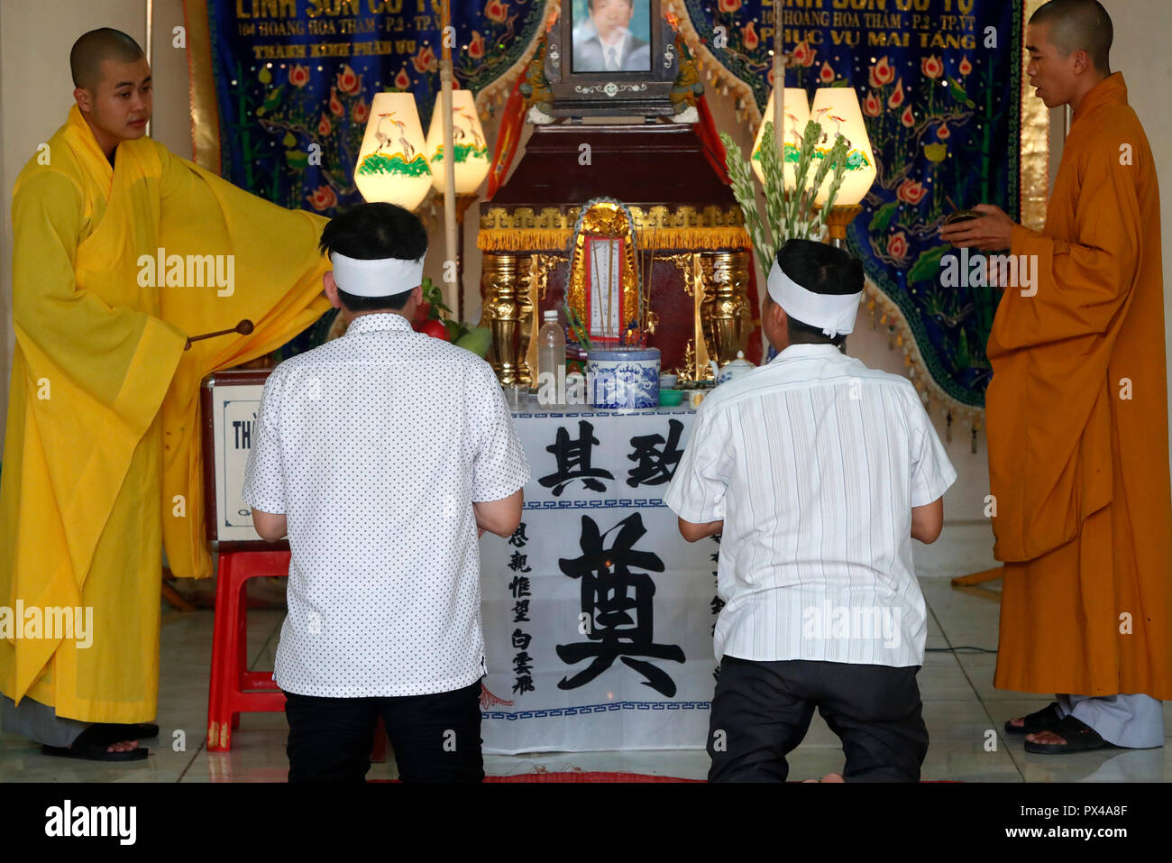 Linh Son Co Tu temple bouddhiste. Les funérailles. Les hommes prier avec les moines. Notre annuaire d'entreprises. Le Vietnam. Banque D'Images