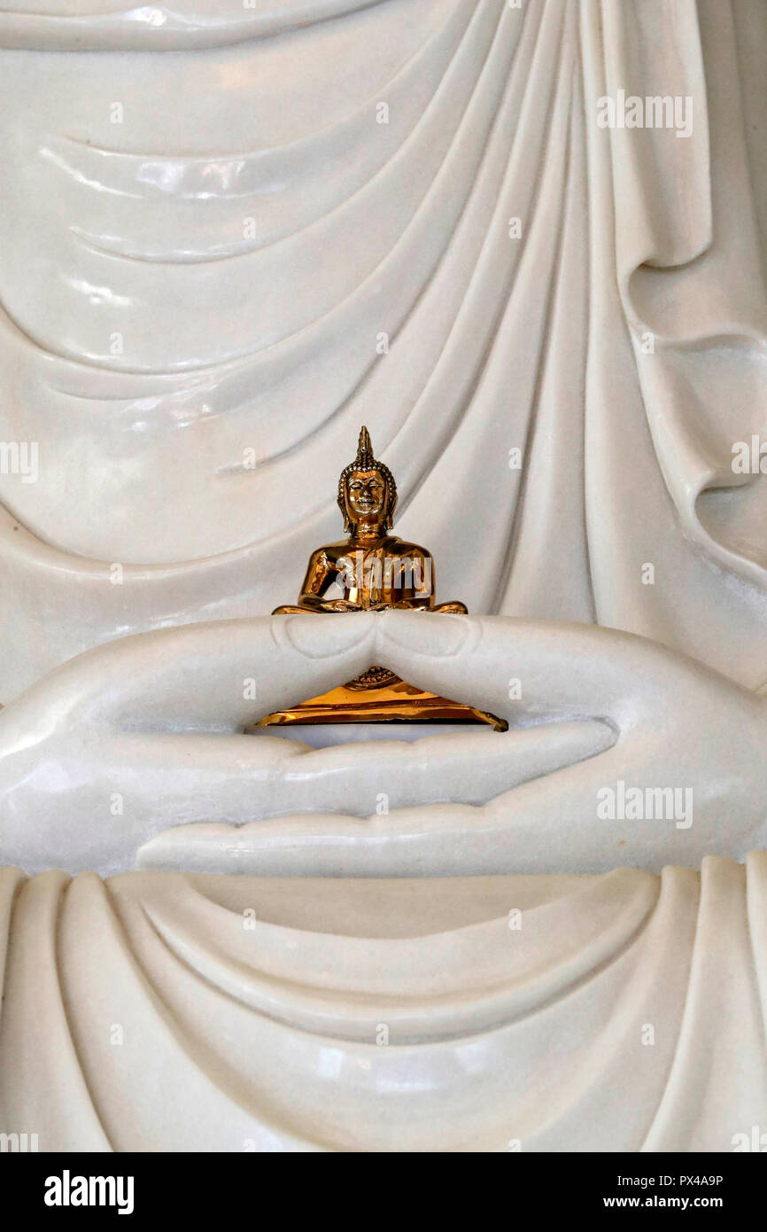 Linh Phong temple bouddhiste. Statue de Bouddha assis en marbre blanc. Dalat. Le Vietnam. Banque D'Images