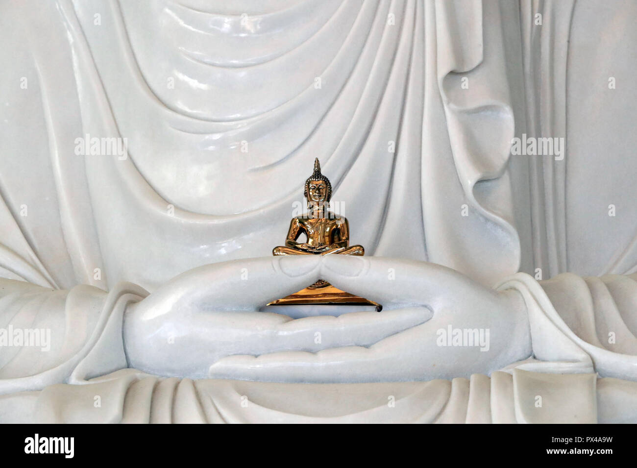 Linh Phong temple bouddhiste. Statue de Bouddha assis en marbre blanc. Dalat. Le Vietnam. Banque D'Images