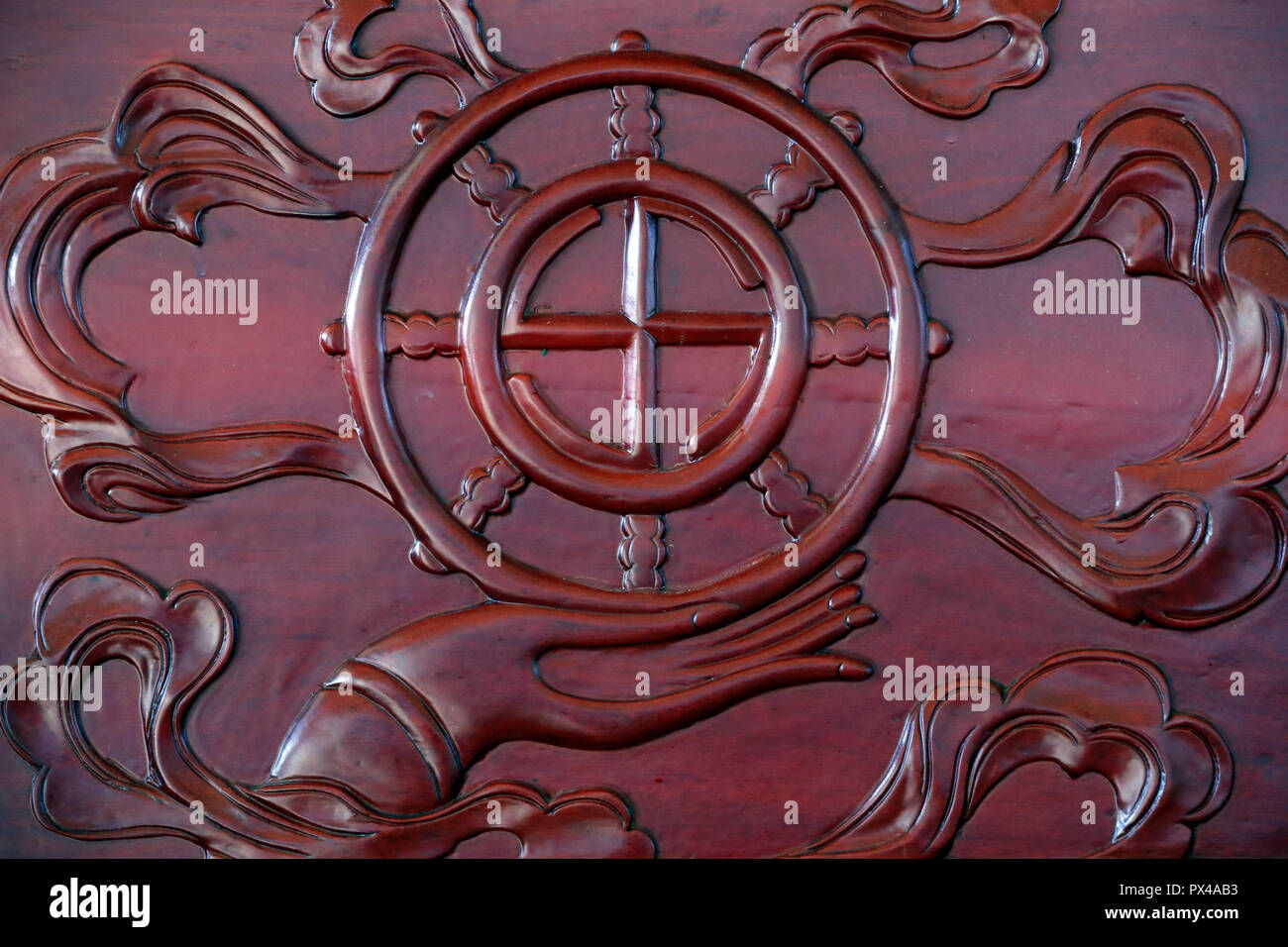 Linh Phong temple bouddhiste. La main avec la roue du Dharma. Dharmachakra bouddhiste, le chemin octuple illustré dans une roue. Dalat. Le Vietnam. Banque D'Images