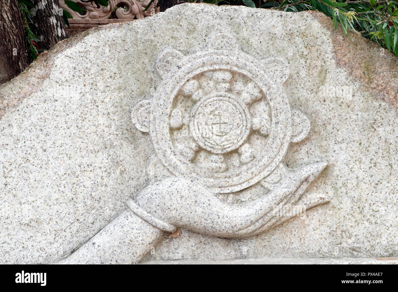 Van Hanh monastère bouddhiste zen. La main avec la roue du Dharma. Dharmachakra bouddhiste, le chemin octuple illustré dans une roue. Dalat. Le Vietnam. Banque D'Images