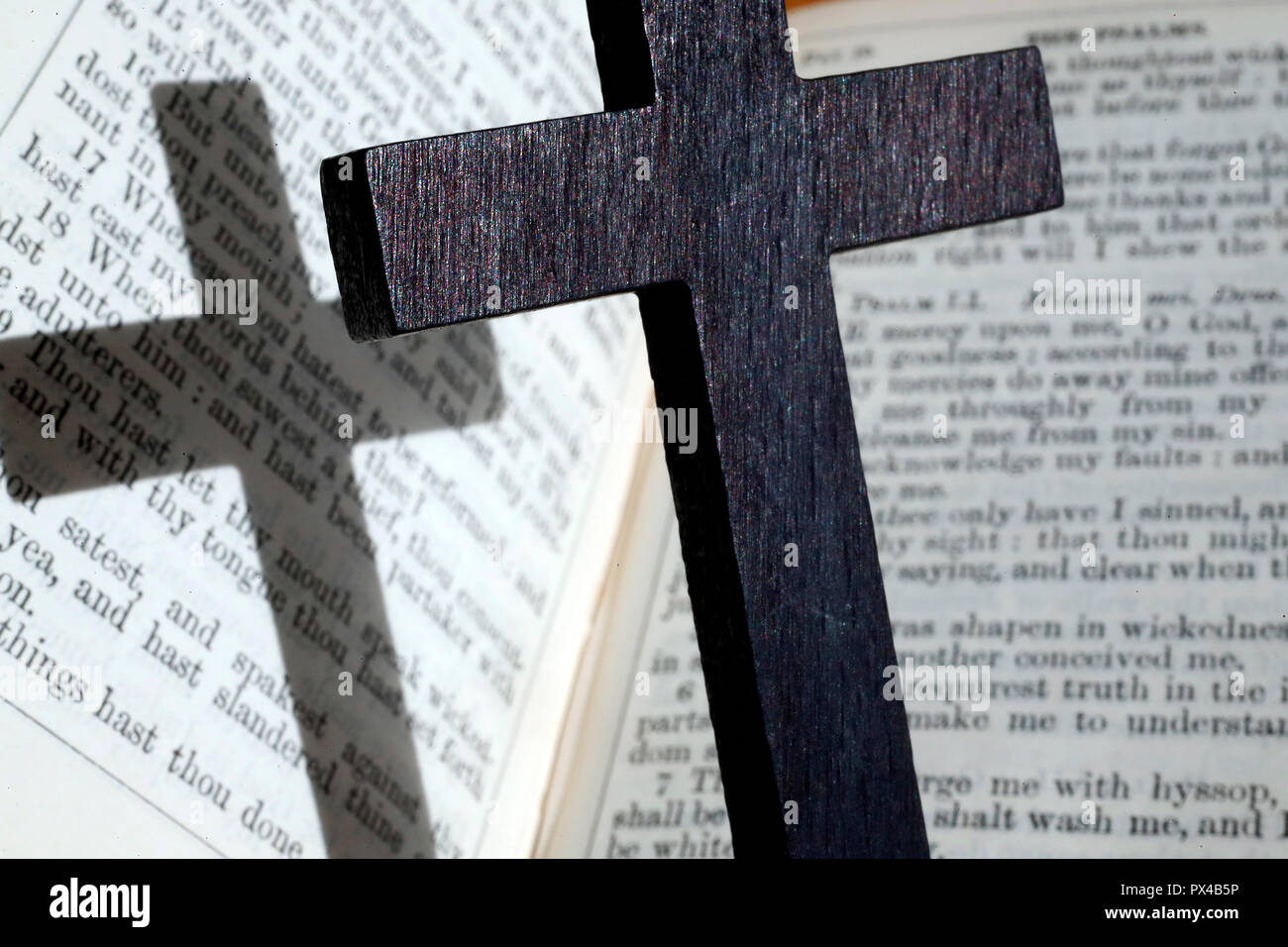 Une croix en bois et la Sainte Bible. Les Psaumes. Banque D'Images