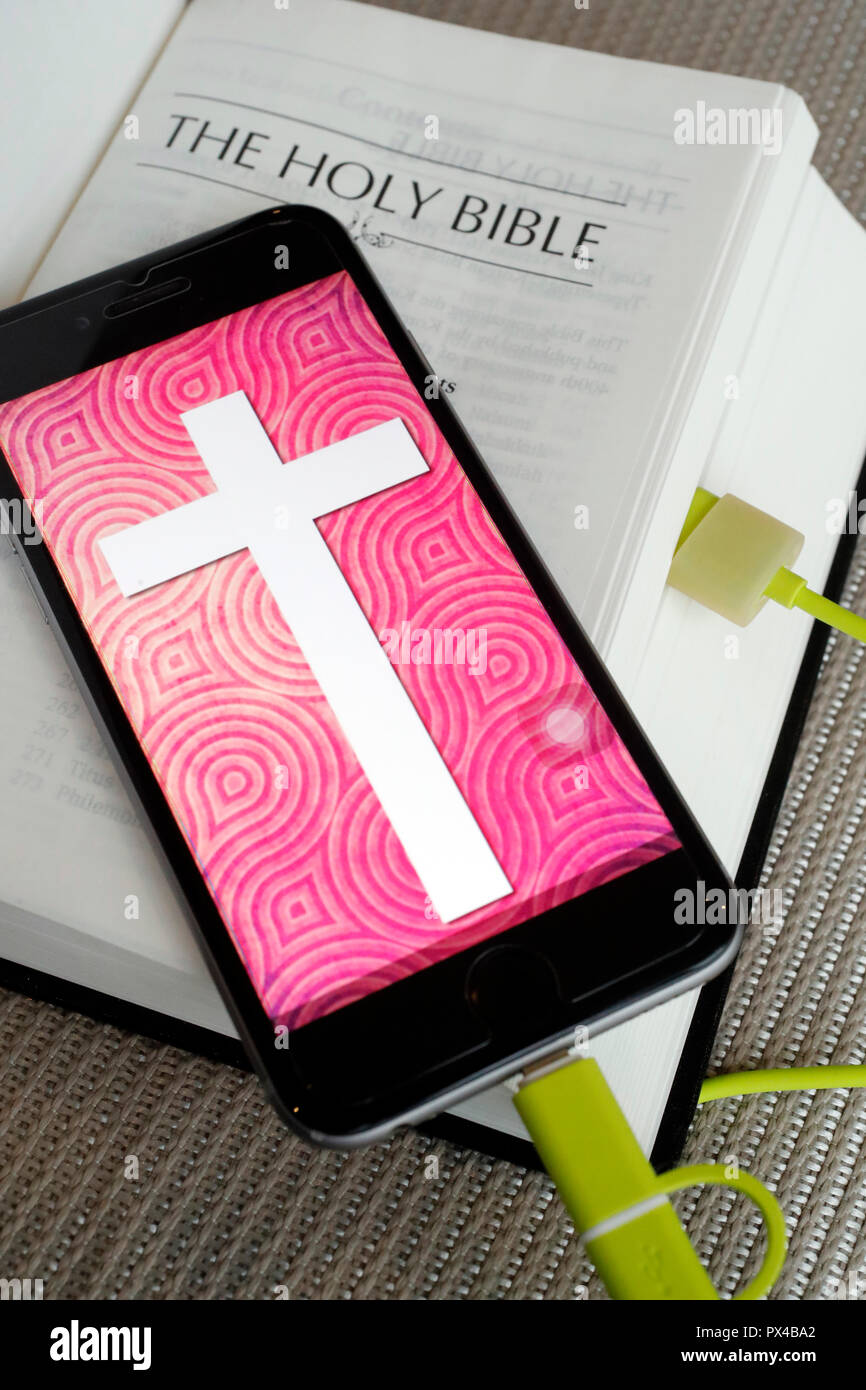 Bible Bible papier et numérique app sur smartphone. Banque D'Images