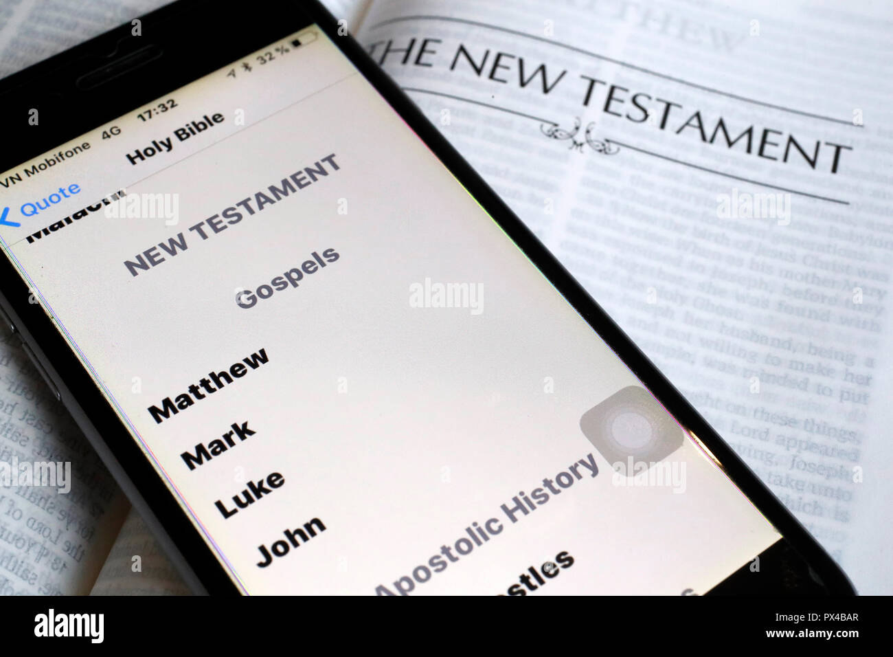 Bible Bible papier et numérique app sur smartphone. Le Nouveau Testament. Évangiles. Banque D'Images