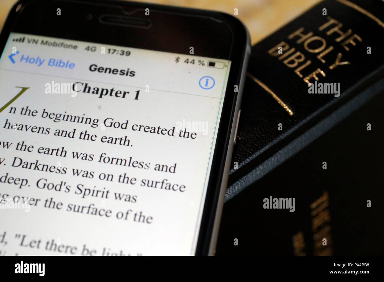 Bible Bible papier et numérique app sur smartphone. L'Ancien Testament. La genèse. Banque D'Images