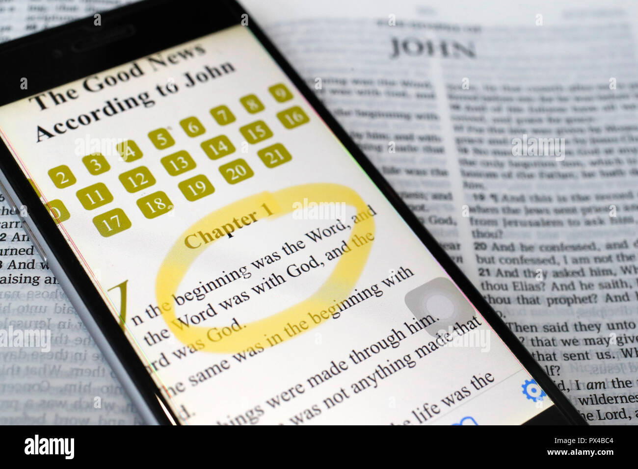 Bible Bible papier et numérique app sur smartphone. Le Nouveau Testament. L'Évangile. John. Banque D'Images