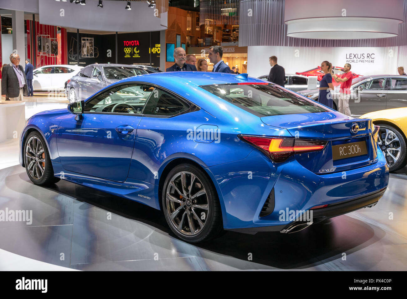 PARIS - Oct 3, 2018 : nouvelle Lexus 2019 RC300H F Ligne Sport location de vedette à l'Automobile de Paris. Banque D'Images