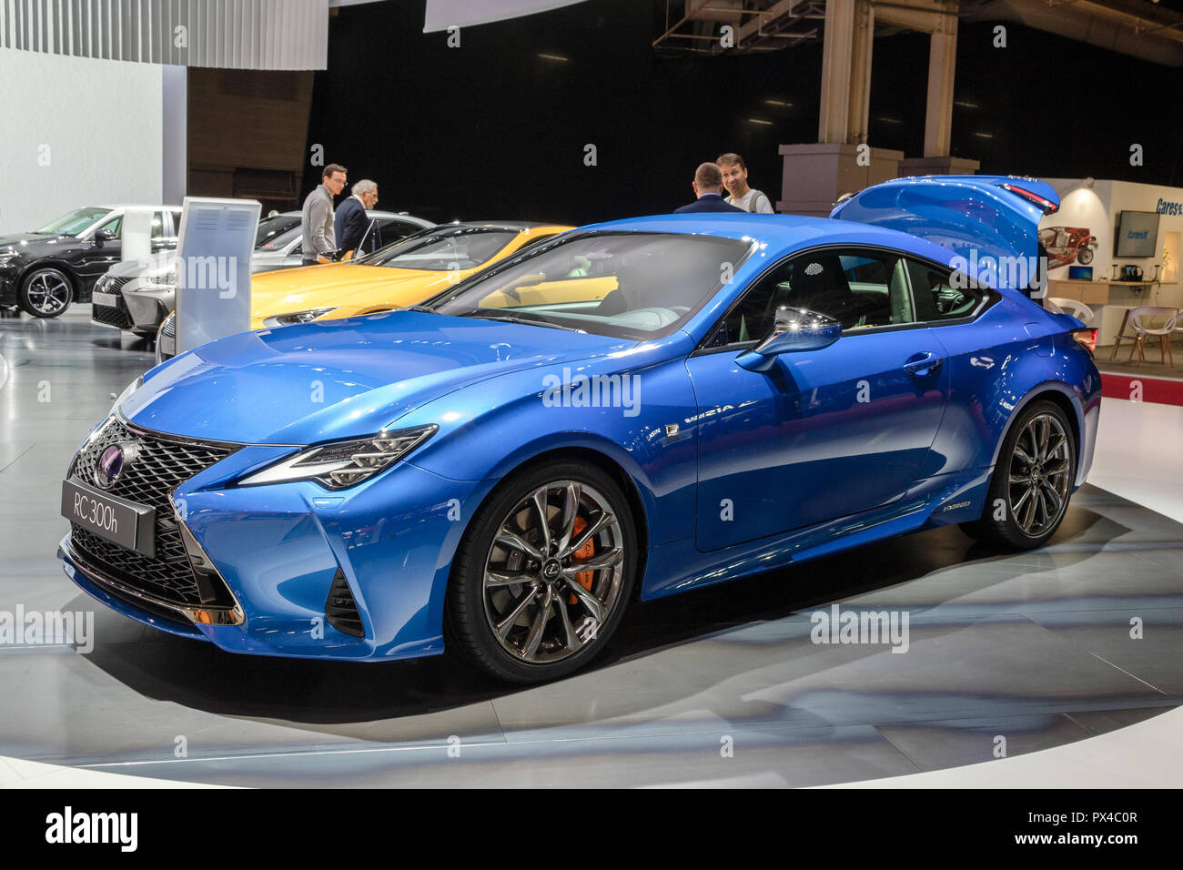 PARIS - Oct 3, 2018 : nouvelle Lexus 2019 RC300H F Ligne Sport location de vedette à l'Automobile de Paris. Banque D'Images