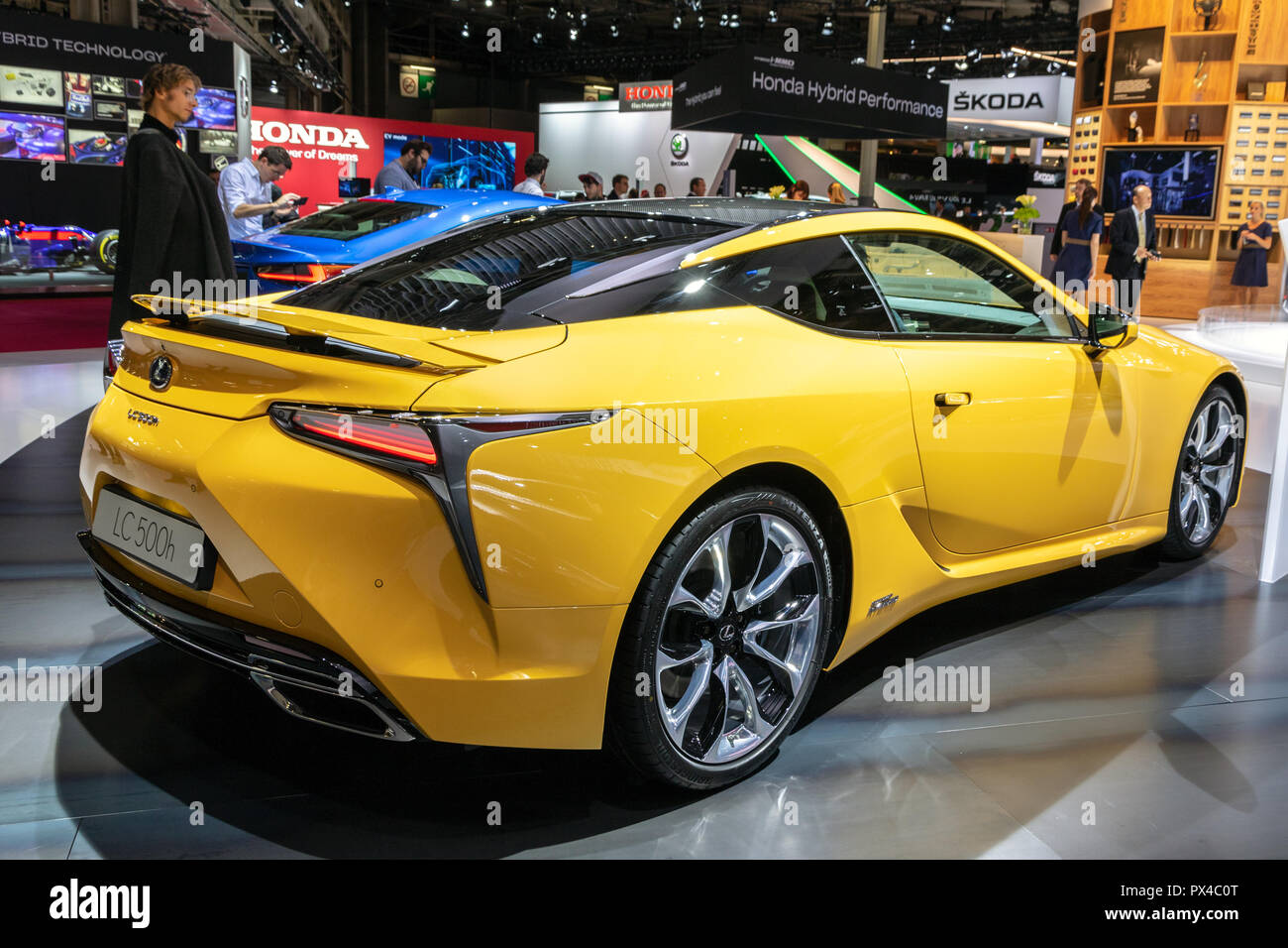 PARIS - Oct 3, 2018 : Lexus LC500h hybride grand tourer luxury car présenté au Mondial de Paris. Banque D'Images