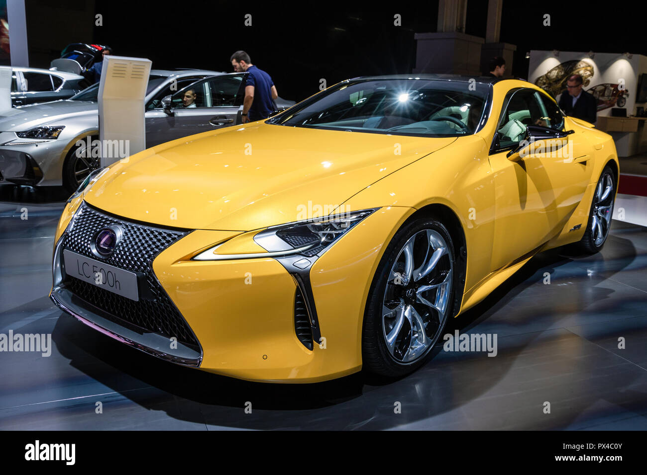 PARIS - Oct 3, 2018 : Lexus LC500h hybride grand tourer luxury car présenté au Mondial de Paris. Banque D'Images