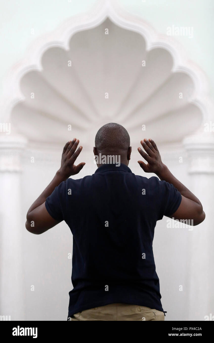 La prière musulmane dans la mosquée. Salat. Banque D'Images
