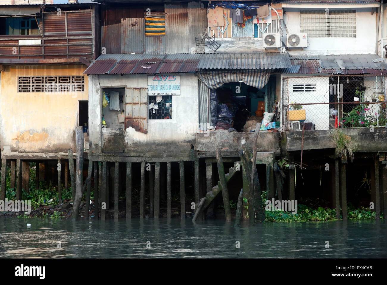 Le delta du Mékong. Maisons au bord de la rivière. Cai Be. Le Vietnam. Banque D'Images