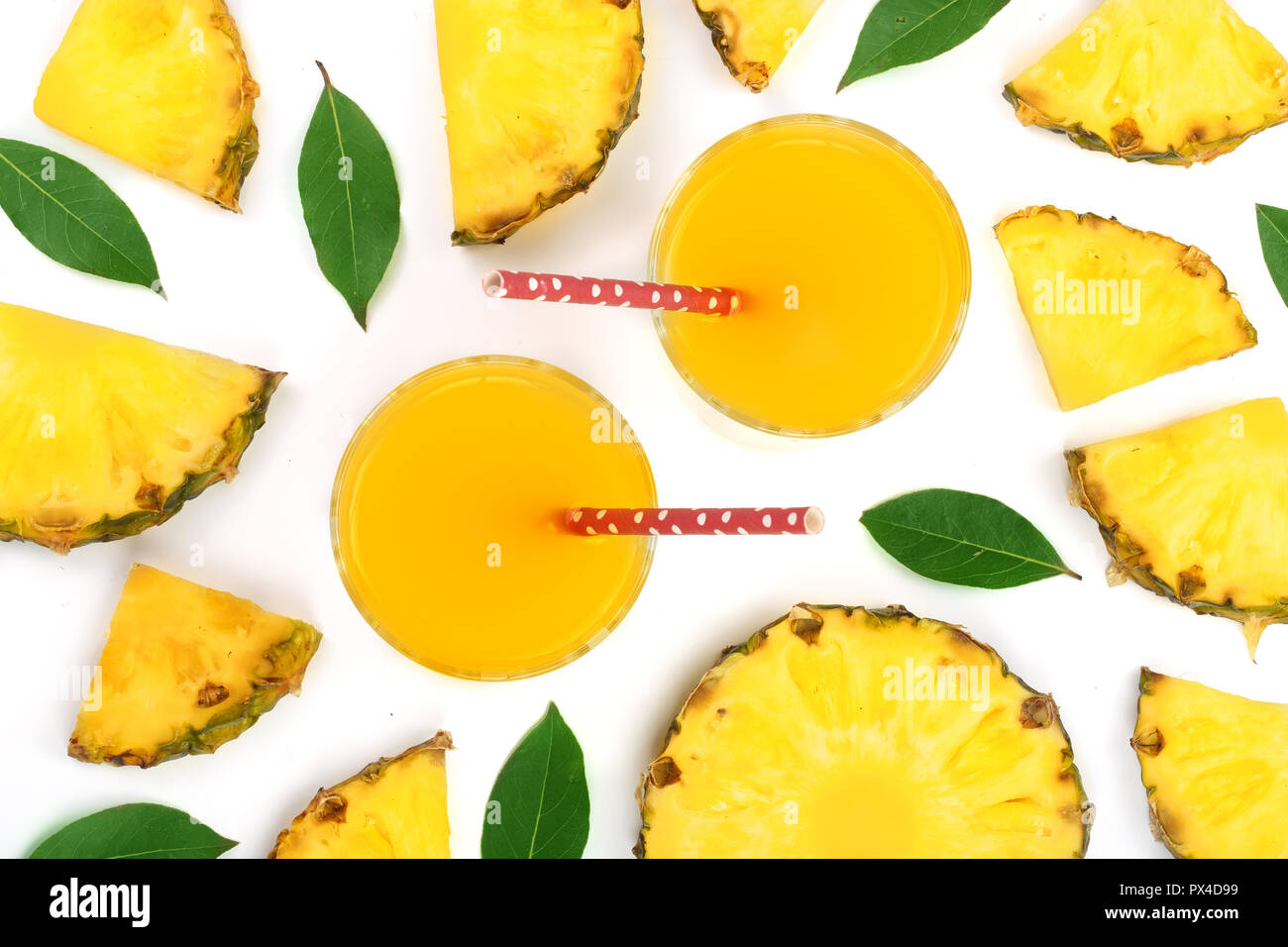 Jus d'ananas dans un verre avec des tranches d'ananas isolé sur fond blanc. Vue d'en haut. Mise à plat. Banque D'Images