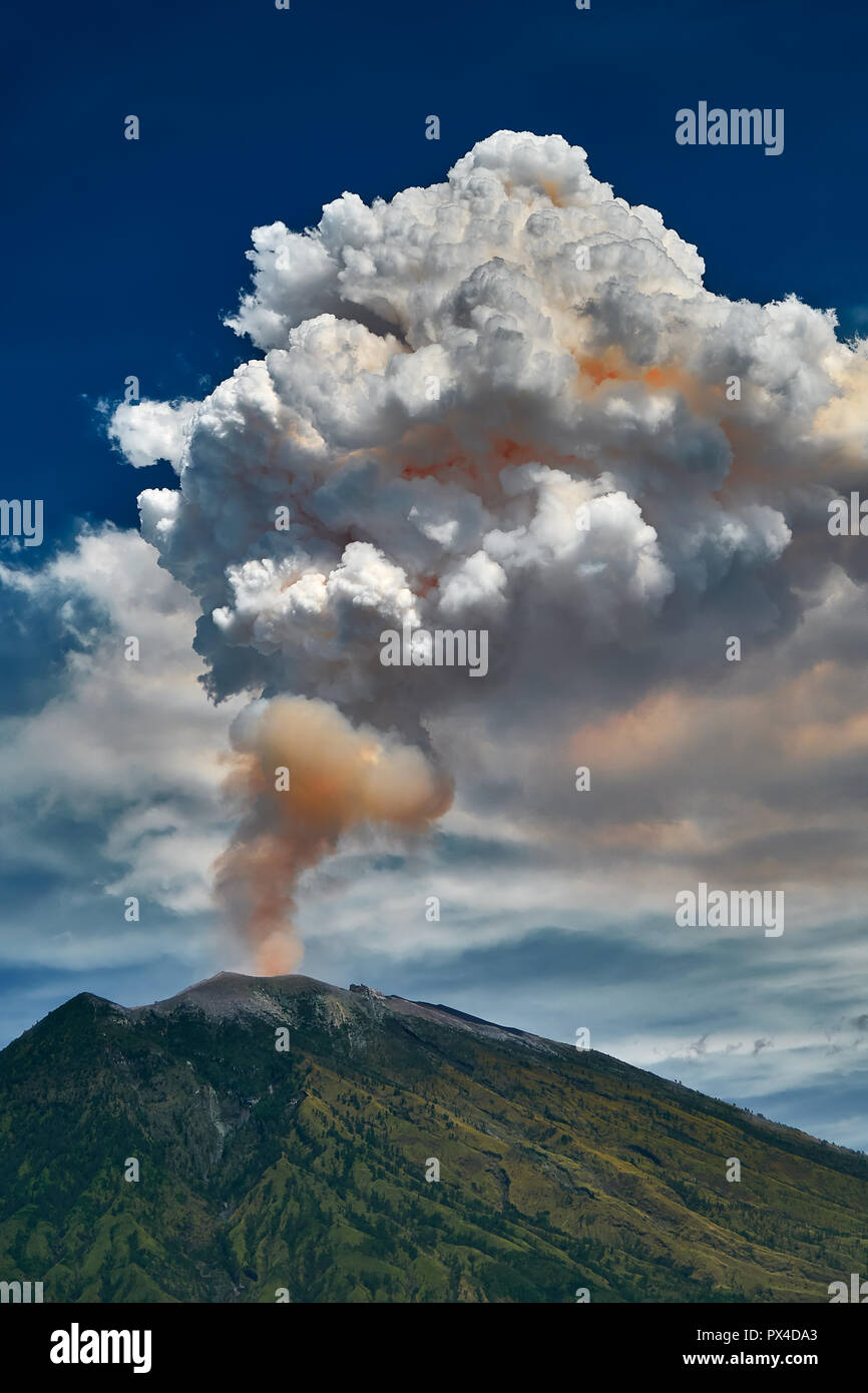 29 juin 2018, Bali, Indonésie Mont Agung volcan éruption spectaculaire sur  bleu foncé du ciel . Les nuages de cendres higlighted massive par magma  Photo Stock - Alamy