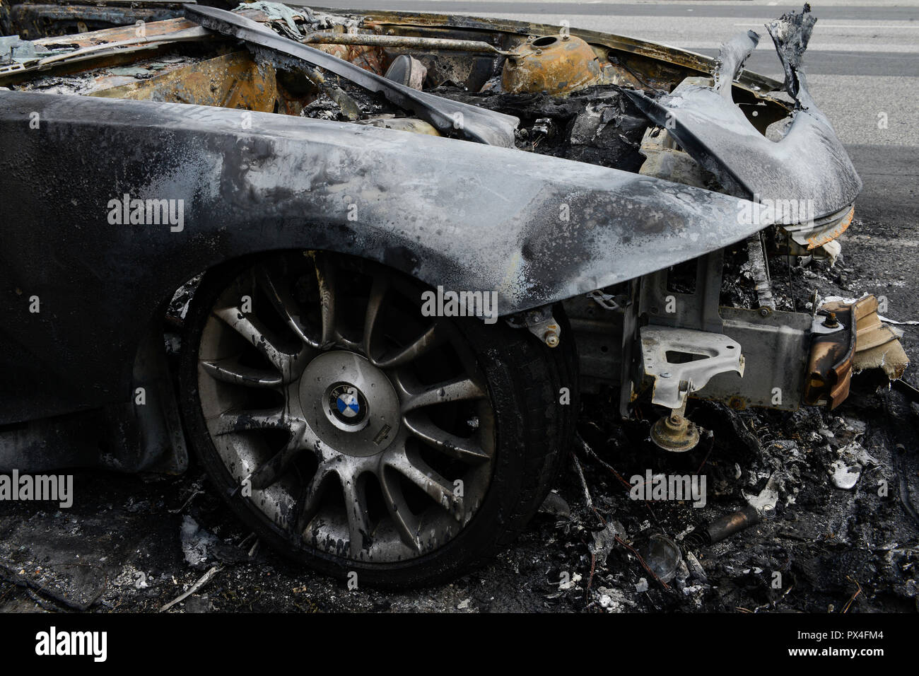 Allemagne, Hambourg, le sommet du G-20, les émeutes, les radicaux ont voitures brûlées dans les rues, brûlé cabriolet / roadster BMW DEUTSCHLAND, Hambourg, G20 Gipfel à Hambourg, Randale, abgebrannte Autos Banque D'Images