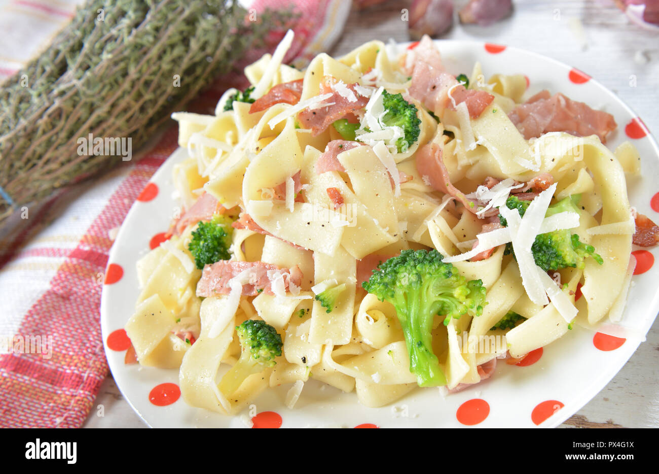Tagliatelles aux brocolis et jambon Banque D'Images