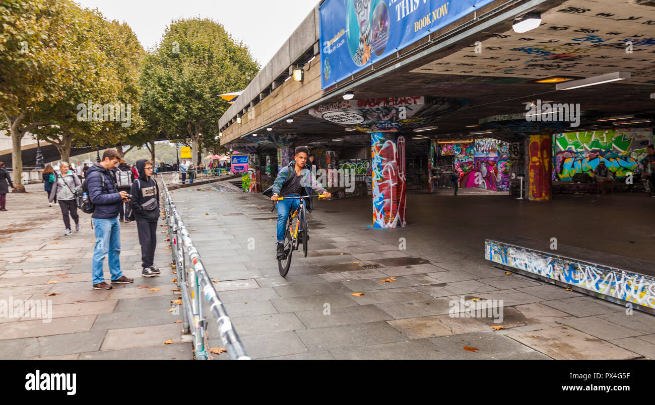 Un jeune noir à vélo sur une roue au parc de skateboard d'Undercroft à Southbank,Londres,Angleterre,Royaume-Uni Banque D'Images