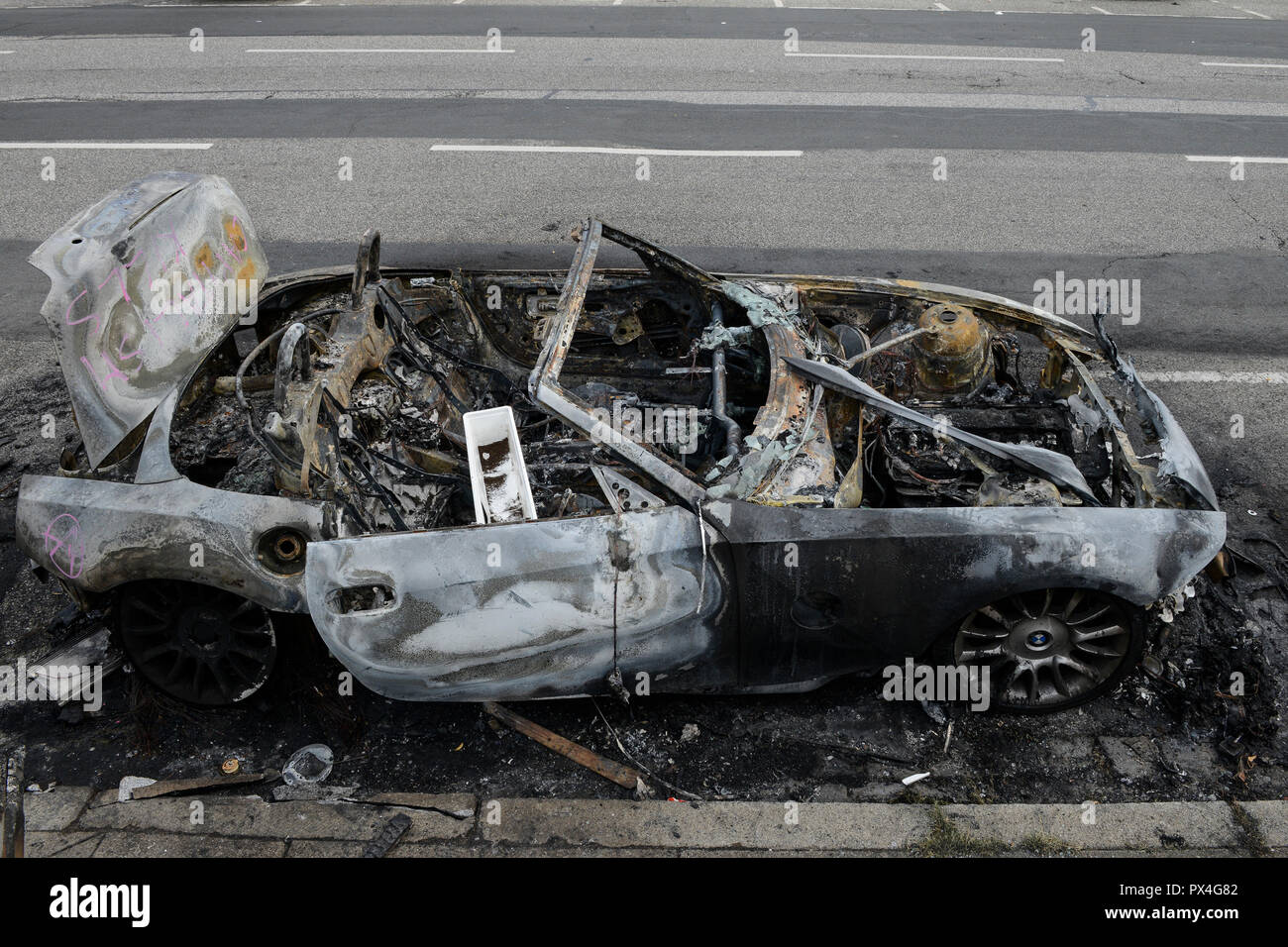 Allemagne, Hambourg, le sommet du G-20, les émeutes, les radicaux ont voitures brûlées dans les rues, brûlé cabriolet / roadster BMW DEUTSCHLAND, Hambourg, G20 Gipfel à Hambourg, Randale, abgebrannte Autos Banque D'Images