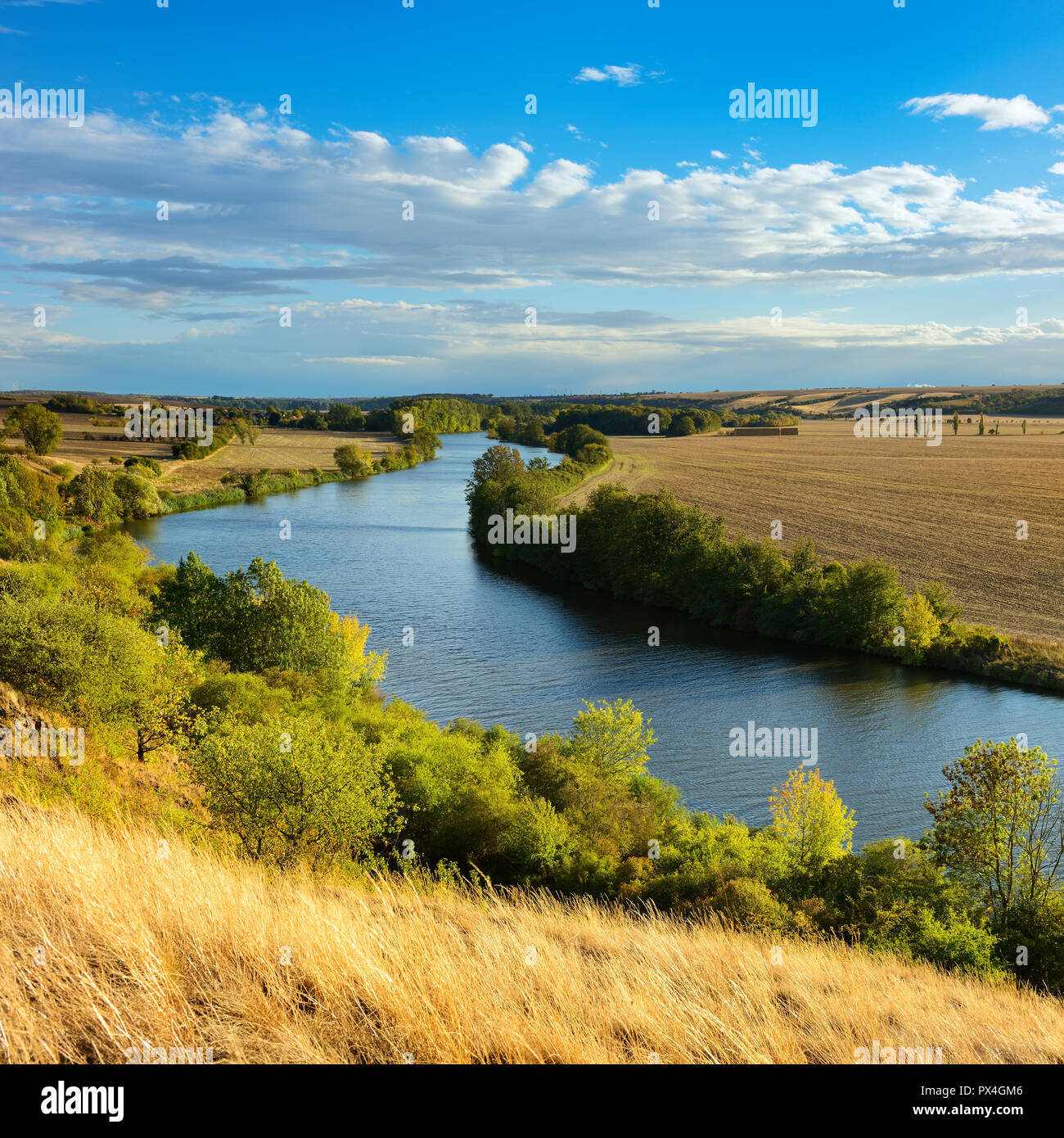Rivière Saale, paysage d'automne, la vallée de la Saale park Park, Saxe-Anhalt, Allemagne Banque D'Images