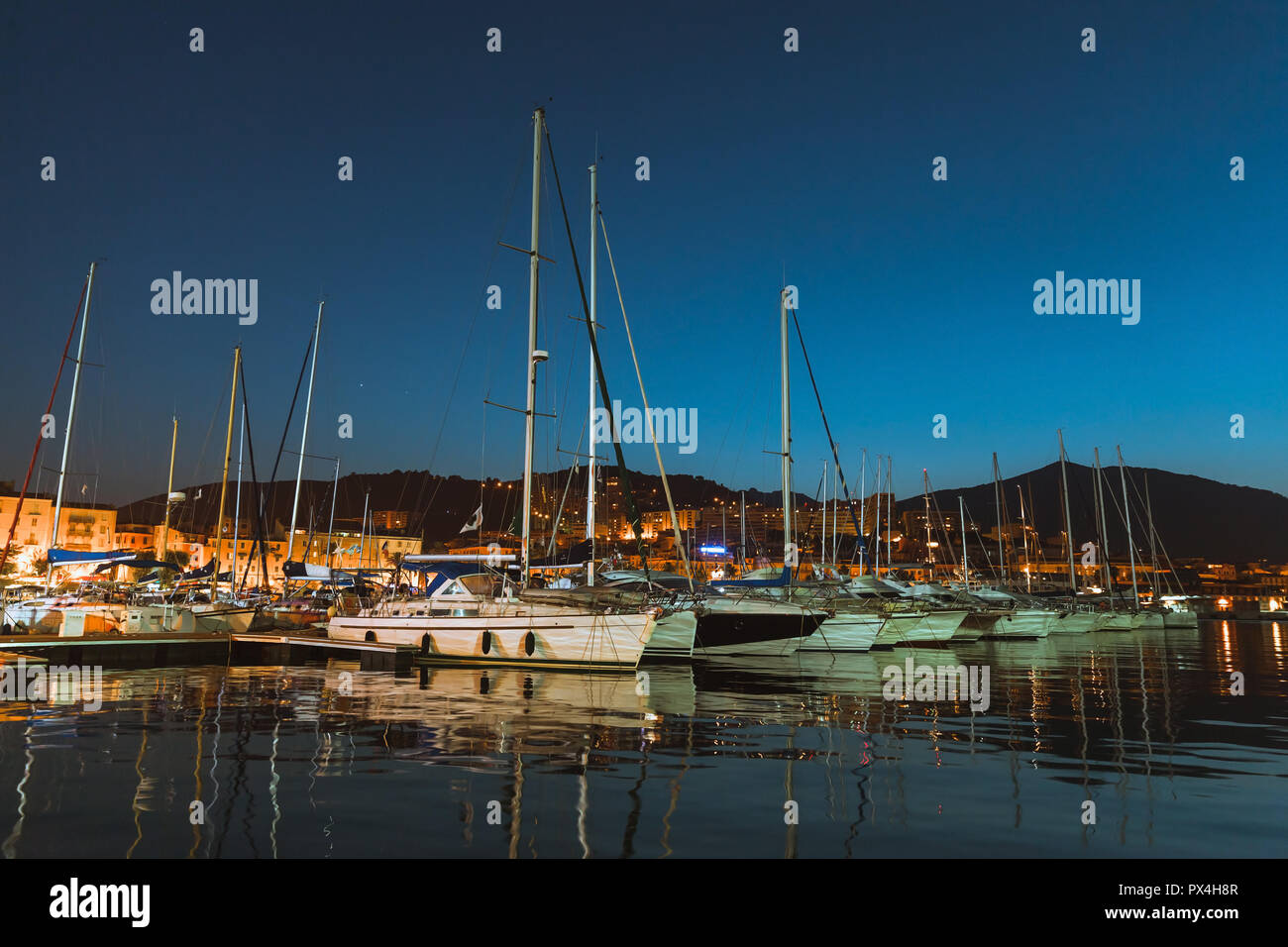 Yachts de plaisance à moteur et de bateaux amarrés dans le port d'Ajaccio à nuit noire, Corse, France Banque D'Images