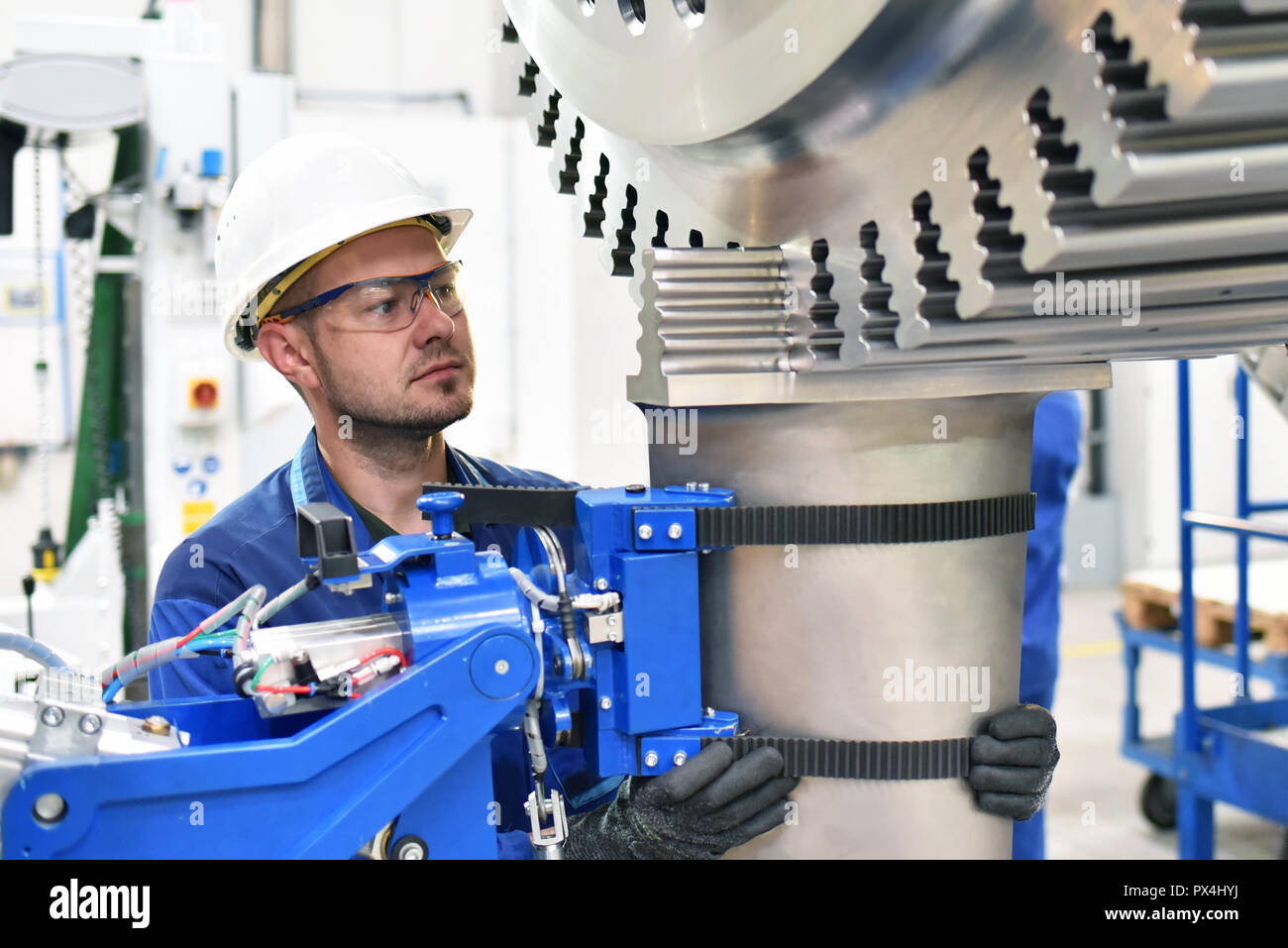 Fabrication de turbines à vapeur de travailleurs dans une usine industrielle Banque D'Images
