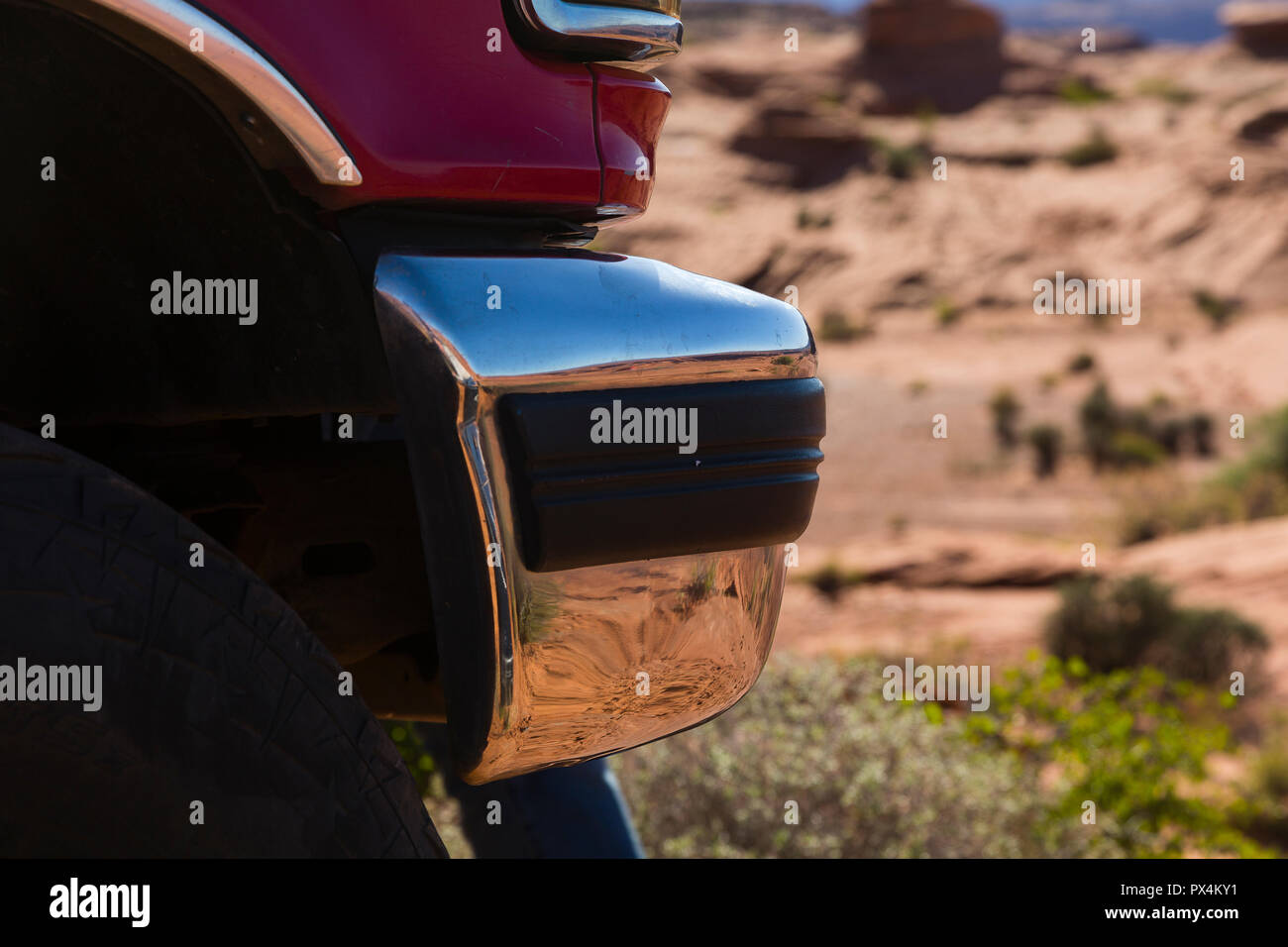 Horseshoe Bend, Page, AZ, États-Unis d'Amérique. Les pare-chocs chromés d'une camionnette reflète le paysage du désert. Banque D'Images