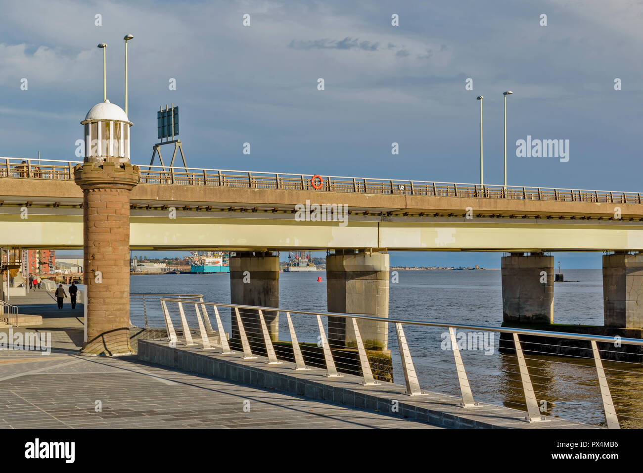 Route TAY BRIDGE SUR LE CÔTÉ DE LA DUNDEE TAY À BORD DE L'ESTUAIRE VERS LE BAS Banque D'Images