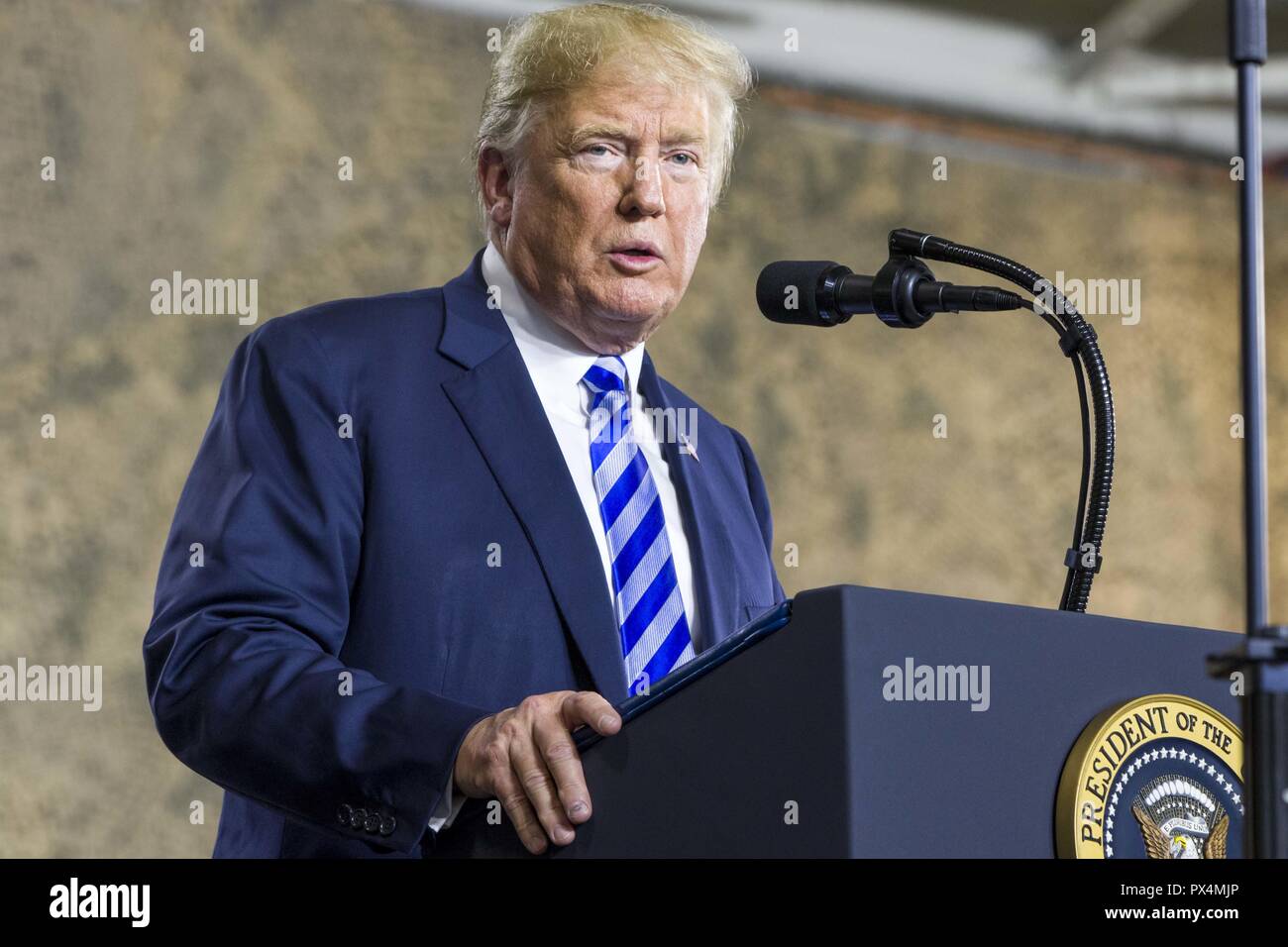 Le président Donald J. Trump parlant aux soldats pendant un événement de la signature de l'acte d'autorisation de la Défense nationale à Fort Drum, New York, 13 août 2018. Image courtoisie Sgt. Thomas Scaggs / 10e Brigade d'aviation de combat. () Banque D'Images