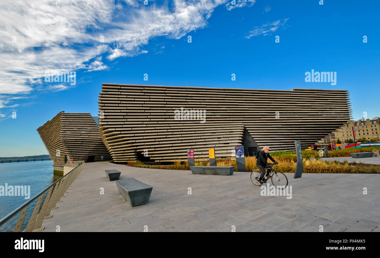 V & A MUSEUM OF DESIGN DUNDEE EN ÉCOSSE LE BÂTIMENT DES CYCLISTES ET COIN SALON DONNANT SUR L'estuaire de la Tay Banque D'Images