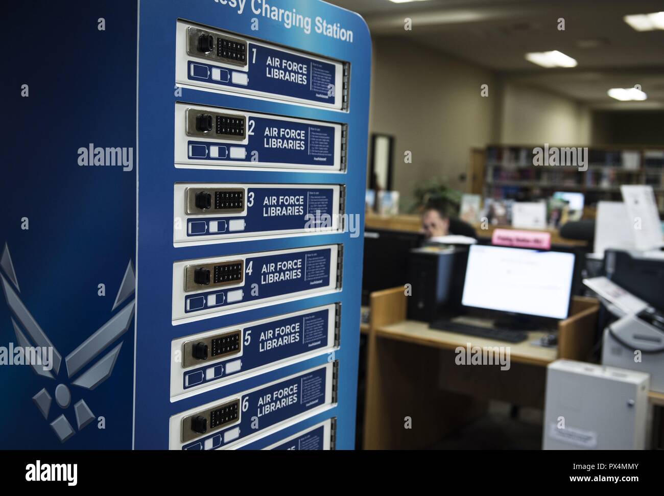 10-port de charge dans l'information et centre d'apprentissage McElveen chez Shaw Air Force Base en Caroline du Sud, le 13 août 2018. Image courtoisie Senior Airman Christopher Maldonado / 20e Escadre de chasse d'affaires publiques. () Banque D'Images